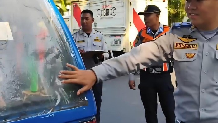 Dinas Perhubungan Bogor menggelar razia angkot tua dan menjaring 43 unit. (M Sholihin/detikcom)