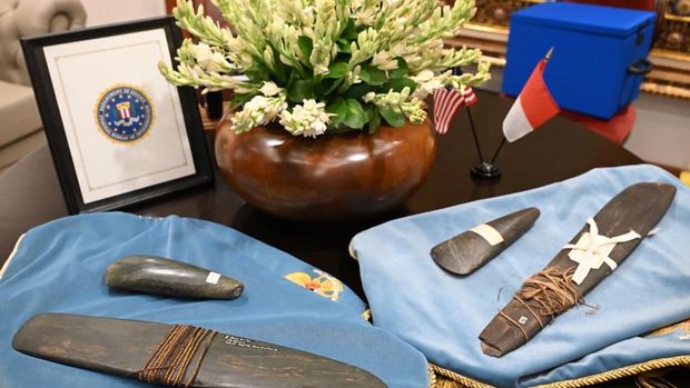 Direktur FBI juga secara langsung menyerahkan artefak budaya Indonesia kepada Prabowo sebagai bagian dari kerja sama repatriasi antara Pemerintah Indonesia dan FBI. (Foto: Kris - Biro Pers, Media, dan Informasi Sekretariat Presiden).