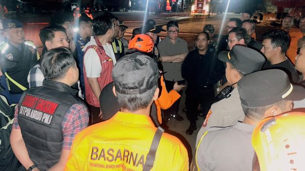 Ditpolairud Polda Metro Jaya menyelidiki peristiwa kebakaran kapal milik Basarnas, KN SAR Ramawijaya, di Galangan Muara Baru, Jakarta Utara. (dok Ist)