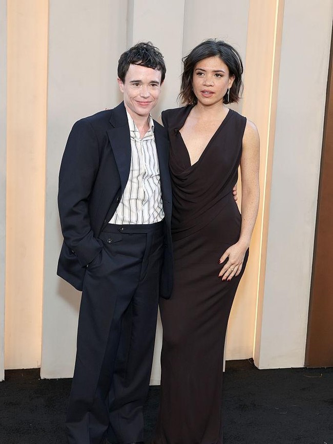 Kontroversi Elliot Page Gandeng Pacar Wanita Usai Dihujat di Film The Odyssey