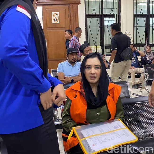 Berkerudung Hitam, Eks Bupati Pekalongan Fadia Arafiq Jalani Sidang Perdana