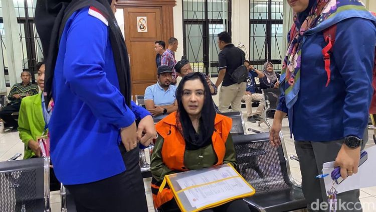 Berkerudung Hitam, Eks Bupati Pekalongan Fadia Arafiq Jalani Sidang Perdana