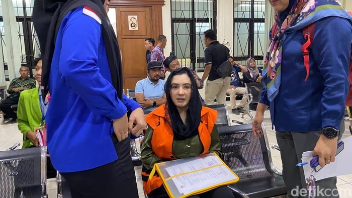 Bupati Pekalongan nonaktif Fadia Arafiq saat tiba di Pengadilan Tipikor Semarang jelang sidang perdana, Kamis (23/7/2026).