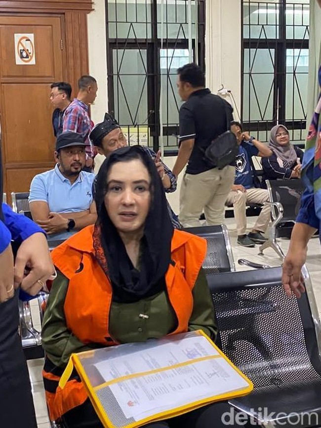 Berkerudung Hitam, Eks Bupati Pekalongan Fadia Arafiq Jalani Sidang Perdana