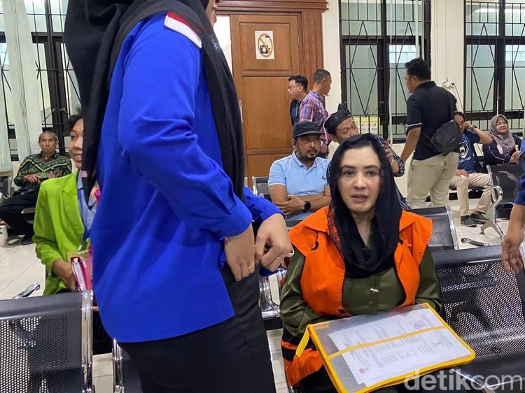 Berkerudung Hitam, Eks Bupati Pekalongan Fadia Arafiq Jalani Sidang Perdana