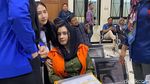 Berkerudung Hitam, Eks Bupati Pekalongan Fadia Arafiq Jalani Sidang Perdana
