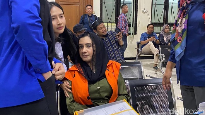 Bupati Pekalongan nonaktif Fadia Arafiq saat tiba di Pengadilan Tipikor Semarang jelang sidang perdana, Kamis (23/7/2026).