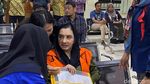 Berkerudung Hitam, Eks Bupati Pekalongan Fadia Arafiq Jalani Sidang Perdana