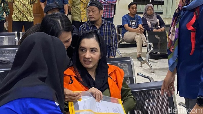 Bupati Pekalongan nonaktif Fadia Arafiq saat tiba di Pengadilan Tipikor Semarang jelang sidang perdana, Kamis (23/7/2026).
