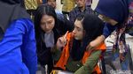 Berkerudung Hitam, Eks Bupati Pekalongan Fadia Arafiq Jalani Sidang Perdana