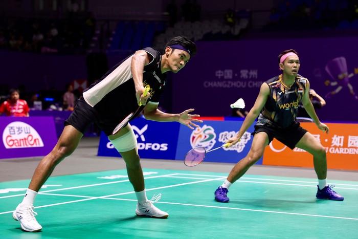 Fajar Alfian/Muhammad Shohibul Fikri melangkah ke perempatfinal China Open 2026. Pasangan juara bertahan itu merasa masih harus meningkatkan fokus menghadapi babak delapan besar meski meraih kemenangan meyakinkan.