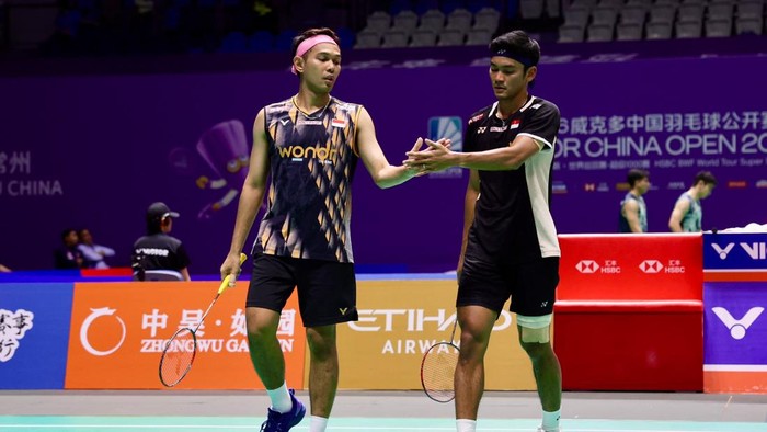 Fajar Alfian/Muhammad Shohibul Fikri melangkah ke perempatfinal China Open 2026. Pasangan juara bertahan itu merasa masih harus meningkatkan fokus menghadapi babak delapan besar meski meraih kemenangan meyakinkan.
