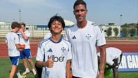 Gahan Adriel berfoto bersama mantan bek Como, Raphael Varane. Terima kasih @comosummercamps, tulisnya dilihat di Instagram, Kamis (23/7/2026). (Foto: dok Instagram gahan.rompies)