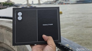 Inilah kemasan dari Galaxy Z Fold8 yang baru saja diluncurkan Samsung dalam acara Samsung Unpacked yang digelar di kota London. Foto: Fino Yurio Kristo