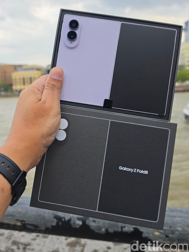 Unboxing Samsung Galaxy Z Fold8