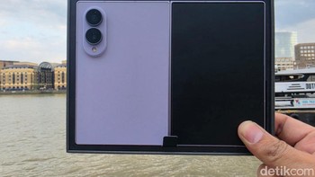 Berbeda dari model Ultra yang difokuskan untuk produktivitas kelas premium, Galaxy Z Fold8 mengusung desain wide atau lebih lebar sehingga menawarkan pengalaman menggunakan layar lipat yang lebih nyaman untuk bekerja, membaca dokumen, hingga menikmati hiburan. Foto: Fino Yurio Kristo