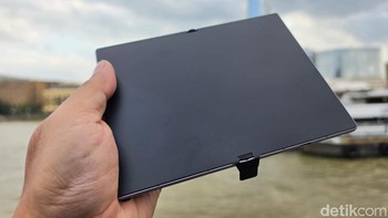 Galaxy Z Fold8 ketika baru dikeluarkan dari kemasan dengan lapisan kertas pelindung. Foto: Fino Yurio Kristo