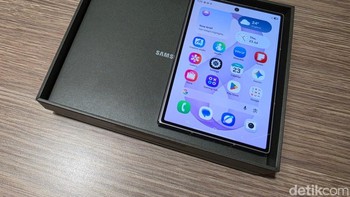 Perubahan desain juga berdampak pada kenyamanan penggunaan. Dengan bobot hanya 201 gram, Galaxy Z Fold8 menjadi Fold paling ringan yang pernah diproduksi Samsung. Foto: Fino Yurio Kristo