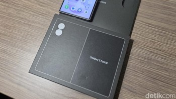 Di sektor performa, Galaxy Z Fold8 ditenagai Snapdragon 8 Elite Gen 5 for Galaxy yang dipadukan RAM hingga 16 GB dan penyimpanan internal hingga 1 TB. Konfigurasi tersebut ditujukan untuk menangani multitasking berat, editing konten, gaming, hingga menjalankan berbagai fitur Galaxy AI. Foto: Fino Yurio Kristo