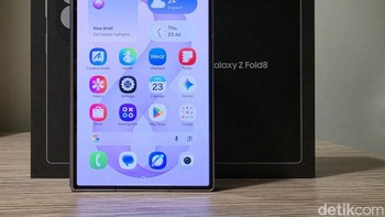 Baterainya 4.800 mAh dipadukan teknologi fast charging 45W, wireless charging 20W, serta Wireless PowerShare. Layarnya juga mendukung tingkat kecerahan hingga 3.000 nits sehingga tetap nyaman digunakan di luar ruangan. Foto: Fino Yurio Kristo