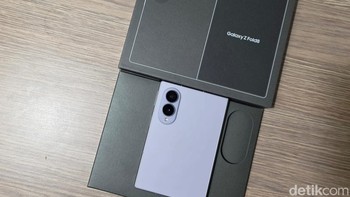 Samsung juga menyematkan kamera utama 50 MP dan kamera ultrawide 50 MP. Untuk kebutuhan membuat konten, tersedia fitur My FanCam. Fitur berbasis AI ini mampu mengenali dan mengikuti orang yang dipilih pengguna secara otomatis ketika merekam video, sehingga subjek tetap berada di tengah frame meski bergerak di atas panggung. Foto: Fino Yurio Kristo