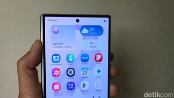 Galaxy Z Fold8 cocok bagi pengguna yang menginginkan pengalaman layar besar dalam bodi yang lebih ringkas dan ringan. Perubahan desain wide membuat aktivitas seperti membaca, mengedit dokumen, menonton video, hingga bermain game terasa lebih nyaman dibanding generasi sebelumnya. Foto: Fino Yurio Kristo