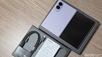 Selain HP Galaxy Z Fold8, di kemasannya akan ada perlengkapan standar seperti kabel USB Type C, dokumen, serta SIM ejector. Foto: Fino Yurio Kristo