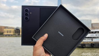 Wujud kemasan Samsung Galaxy Z Fold8 Ultra yang ketika dibuka terdiri dari dua bagian, satu untuk menampung HP dan satunya untuk menampung kelengkapan seperti kabel USB Type C. Foto: Fino Yurio Kristo/detikINET