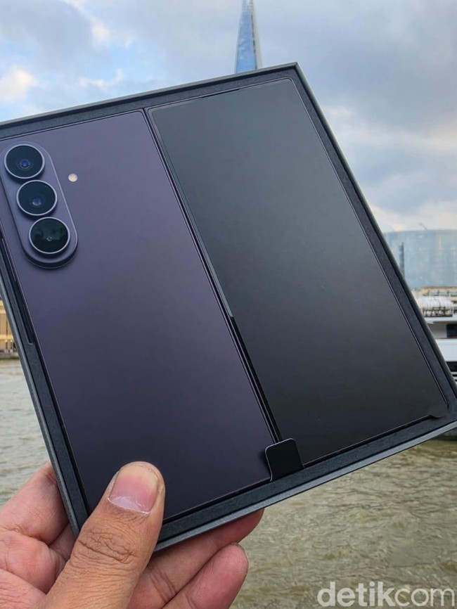 Unboxing Galaxy Z Fold8 Ultra