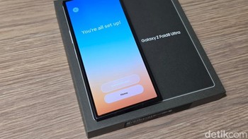 Performanya ditunjang Snapdragon 8 Elite Gen 5 for Galaxy yang dipadukan RAM hingga 16 GB dan penyimpanan internal hingga 1 TB. Kombinasi tersebut dirancang untuk menjalankan multitasking berat, editing video, gaming, hingga berbagai fitur Galaxy AI tanpa hambatan. Foto: Fino Yurio Kristo/detikINET