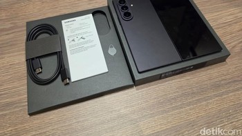 Kelengkapan kemasan Galaxy Z Fold8 Ultra yaitu HP, kabel USB Type C, dokumen, dan SIM ejector. Foto: Fino Yurio Kristo/detikINET