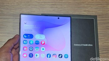 Samsung juga memperkenalkan Flex Titanium Technology, material baru yang membuat struktur perangkat lebih kuat sekaligus membantu mengurangi tampilan lipatan pada layar. Dipadukan layar utama Dynamic AMOLED 2X berukuran 8 inch dengan tingkat kecerahan hingga 3.000 nits, Galaxy Z Fold8 Ultra menawarkan pengalaman multitasking dan hiburan yang lebih nyaman. Foto: Fino Yurio Kristo/detikINET