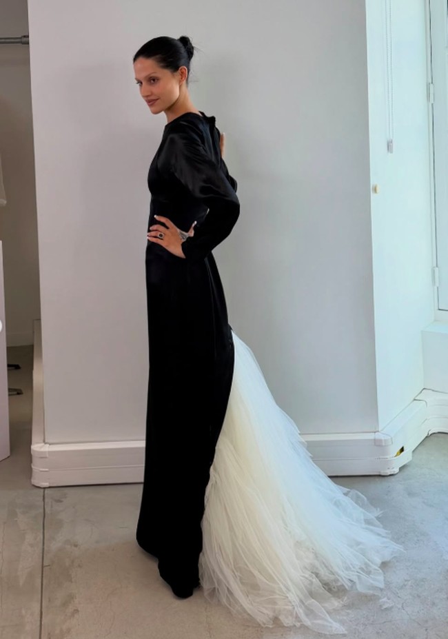 Tak hanya gaun pengantin yang bertema Victorian, kesan gotik juga hadir dari para tamu undangan yang memakai dress code hitam. Foto: Instagram @matieresfecales