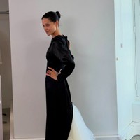 Tak hanya gaun pengantin yang bertema Victorian, kesan gotik juga hadir dari para tamu undangan yang memakai dress code hitam. Foto: Instagram @matieresfecales