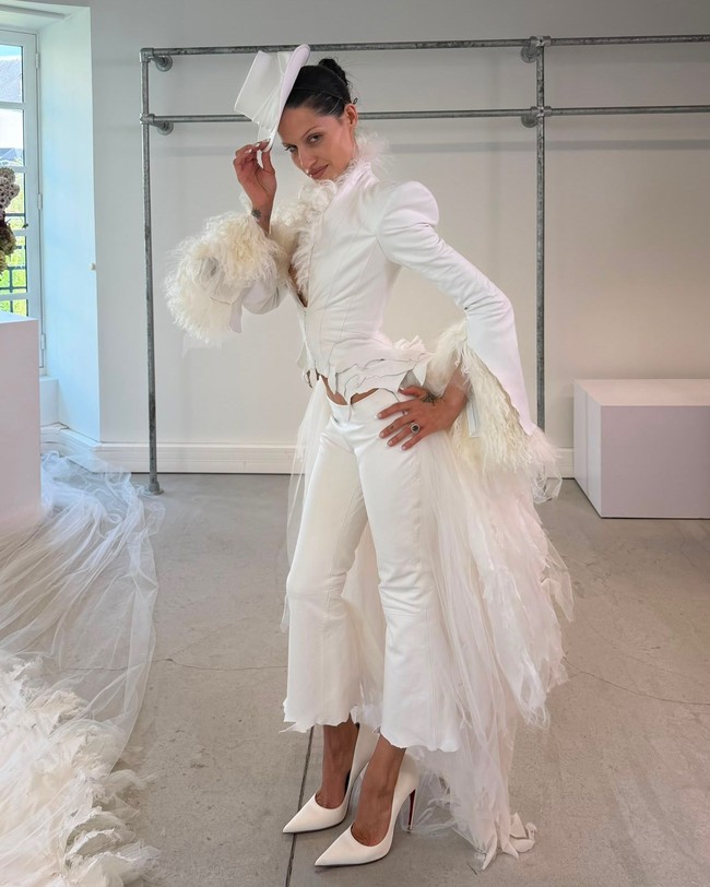Gabbriette mempercayakan hari bahagianya kepada Matières Fécales. Ia mengenakan gaun Haute Couture Bride yang pernah dirancang brand asal Prancis yang merancang gaun ‘malaikat’ Zendaya di premier ‘The Odyssey’. Foto: Instagram @matieresfecales