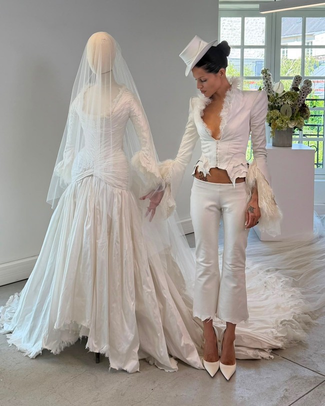 Baik Matty maupun Gabbriette belum membagikan foto pernikahan mereka namun gaun pengantin mempelai wanita terungkap dalam foto sesi fitting yang diunggah desainer. Foto: Instagram @matieresfecales