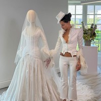 Potret Gaun Pengantin Gotik Istri Vokalis Band The 1975, Bergaya Victorian
