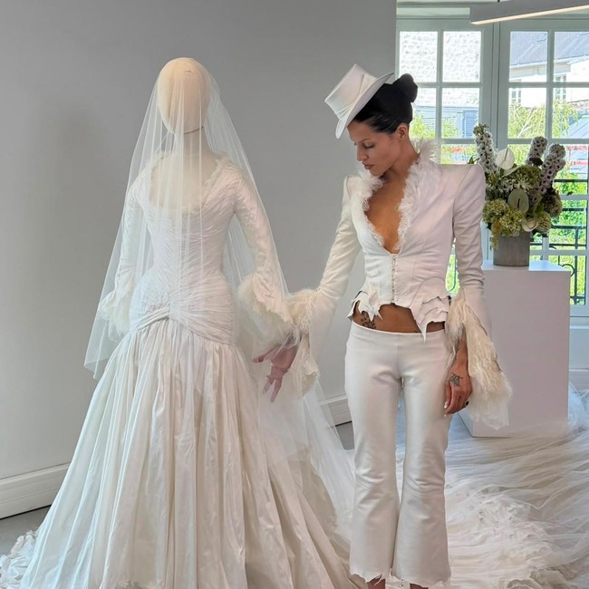 Potret Gaun Pengantin Gotik Istri Vokalis Band The 1975, Bergaya Victorian