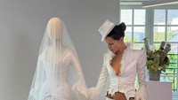 Potret Gaun Pengantin Gotik Istri Vokalis Band 'The 1975', Bergaya Victorian
