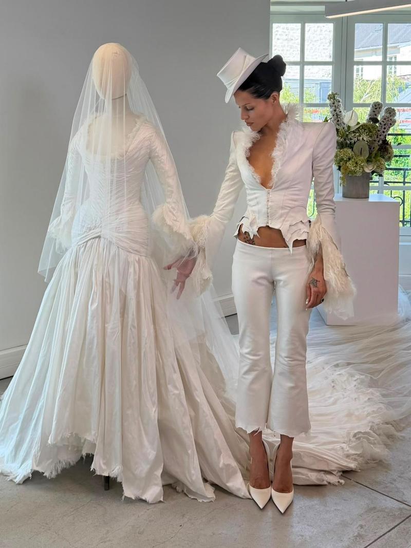 Potret Gaun Pengantin Gotik Istri Vokalis Band The 1975, Bergaya Victorian