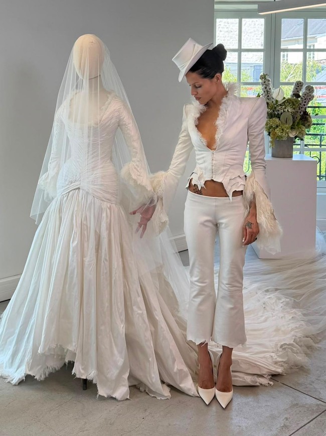 Potret Gaun Pengantin Gotik Istri Vokalis Band The 1975, Bergaya Victorian