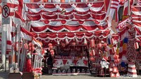 Bendera dengan ukuran yang digunakan untuk motor, rumah, dan kantor menjadi yang paling banyak dicari pembeli. Harga bendera untuk rumah dibanderol mulai Rp 15 ribu, sedangkan umbul-umbul dijual mulai Rp 35 ribu.