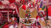 Salah satu pedagang, Ais (22), mengaku telah membuka lapak di kawasan tersebut sejak 10 Juli 2026. Ia mengatakan dirinya berjualan bendera setiap menjelang HUT RI.