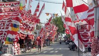 Pantauan detikJatim, sejumlah lapak pedagang bendera dan pernak-pernik kemerdekaan berjajar di sepanjang kawasan tersebut.