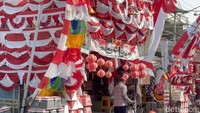 Beragam bendera dengan ukuran berbeda, umbul-umbul, kipas, lampion, bando, pin, hingga pernak-pernik lain bernuansa merah putih ditawarkan kepada para pembeli.