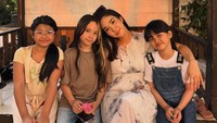 Gisel dan Gempi serta dua temannya berfoto di saung. (Foto: dok Instagram gisel_la)