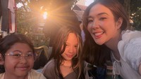 Gisel terharu Gempi mau datang ke lokasi syuting untuk melepas kangen. Kemarin abis liburan sama papading ke Bali. Pulang pulang baik banget dia mau dimintain tolong mampirin ke lokasi dulu biar temu mama Isel sebentar, tulisnya dilihat di Instagram, Jumat (24/7/2026). (Foto: dok Instagram gisel_la)