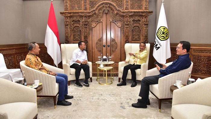 Gubernur Sulawesi Selatan Andi Sudirman Sulaiman melakukan audiensi dengan Menteri Energi dan Sumber Daya Mineral (ESDM) Bahlil Lahadalia.