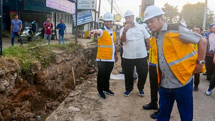 Gubernur Sulsel Andi Sudirman melakukan groundbreaking pembangunan jalan di Moncongloe, Maros.
