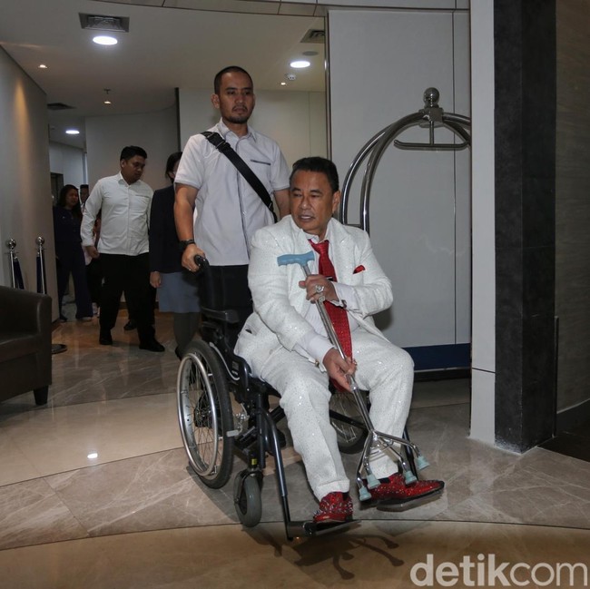 Duduk di Kursi Roda, Hotman Paris Mundur Dampingi eks Jampidsus Febrie